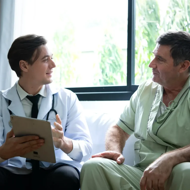 A young doctor who specializes in heart disease. Report and advise patients with symptoms of heart disease. that the results of the treatment improved until they were able to go home tomorrow.